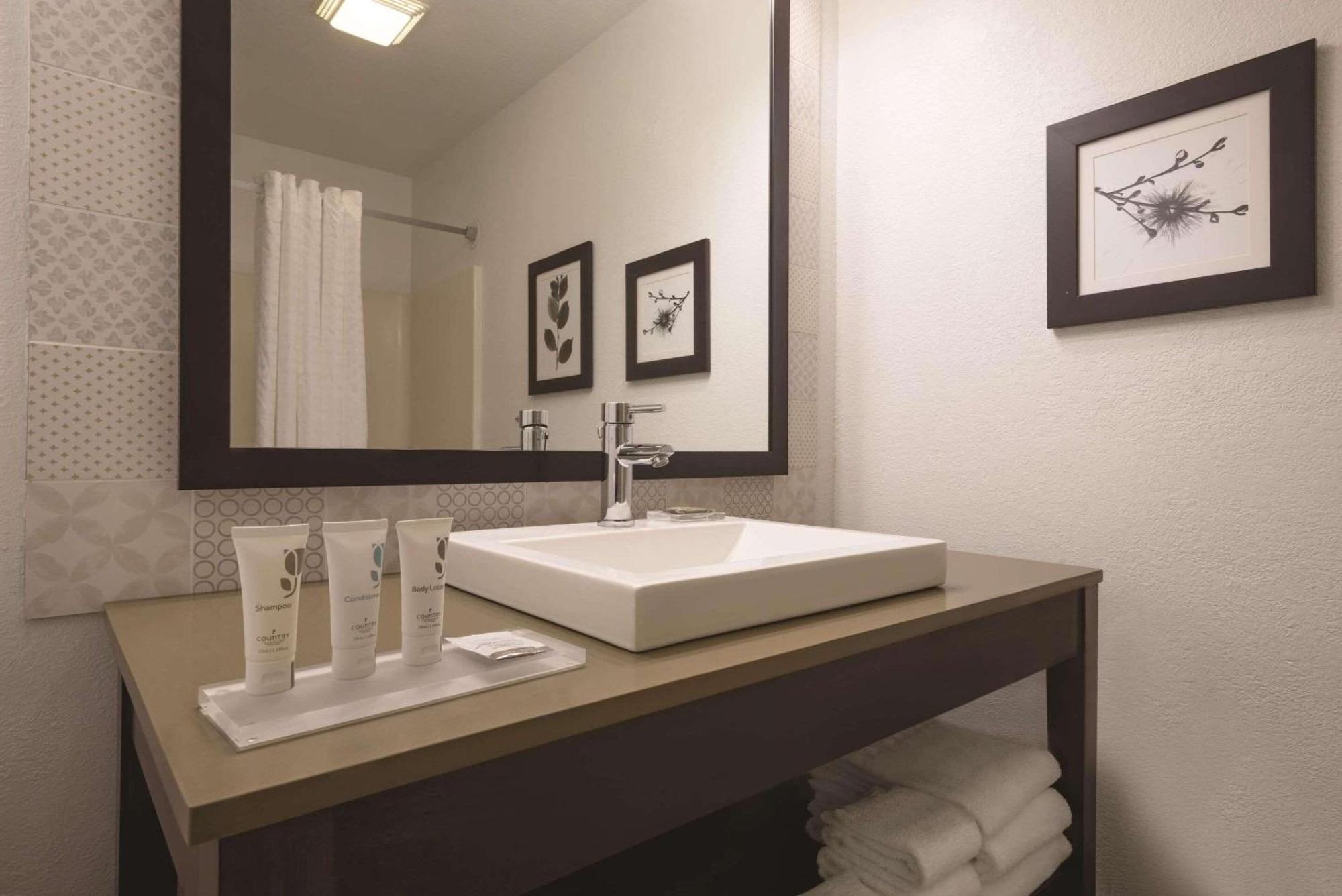 Country & By Radisson, Germantown, Wi 3*