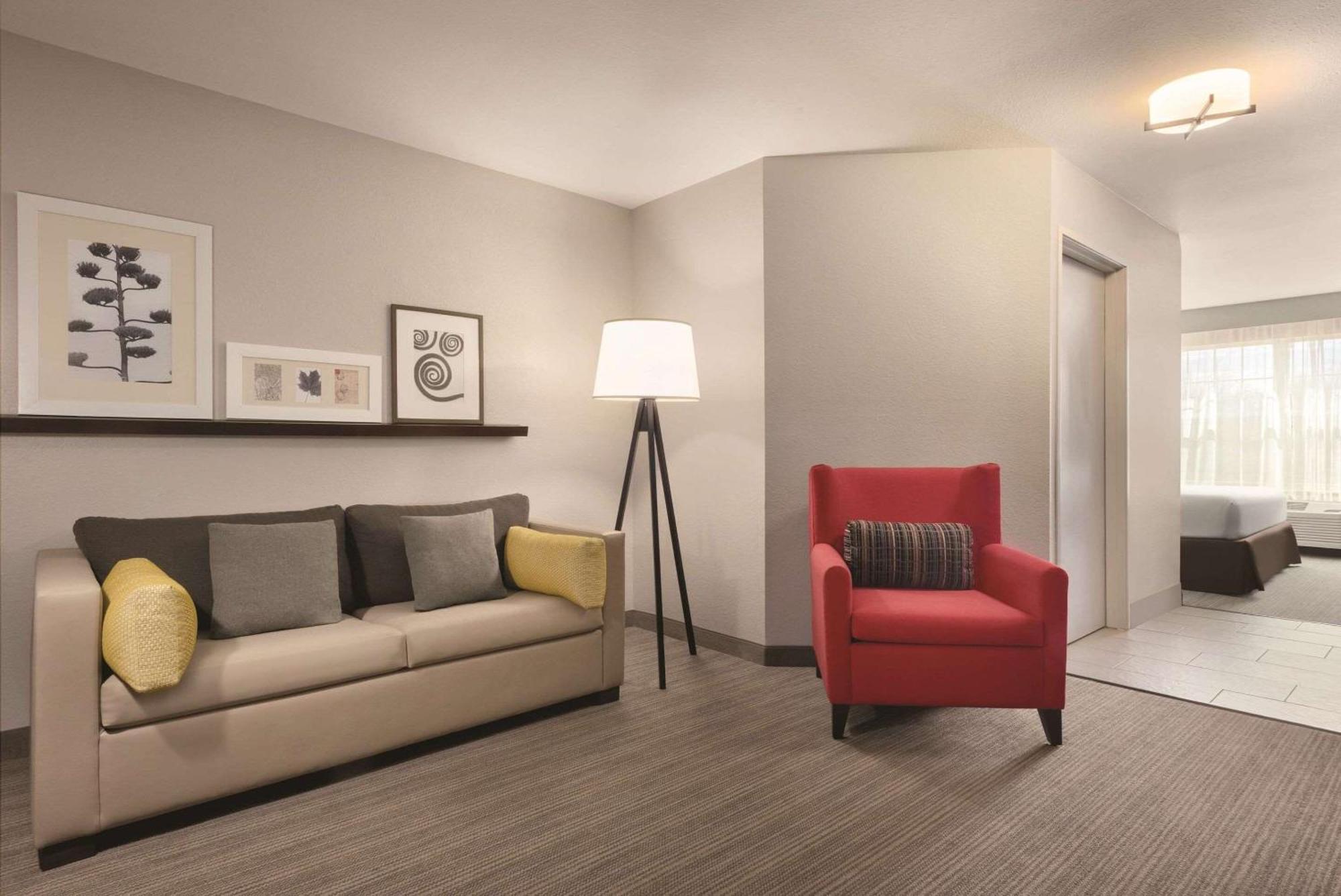 Hotel Country & By Radisson, Germantown, Wi