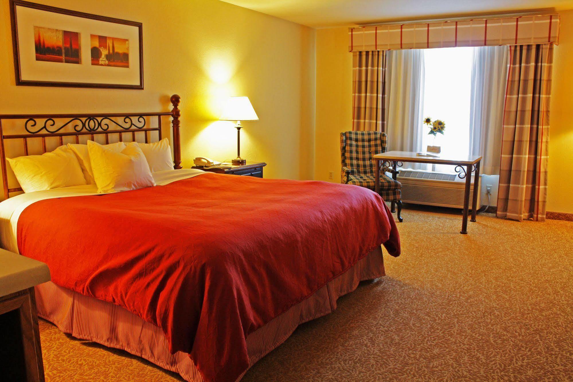 Hotel Country & By Radisson, Germantown, Wi